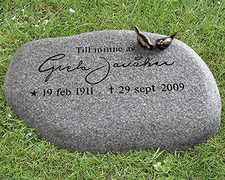 liggande gravsten med skrivstil