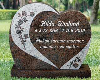 stående gravsten med rött hjärta